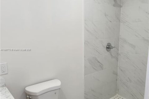 Casa en venta en Miami Gardens, Florida, 5 dormitorios, 217.39 m2 № 1945374 - foto 8