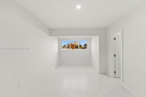 Casa en venta en Miami Gardens, Florida, 5 dormitorios, 217.39 m2 № 1945374 - foto 23