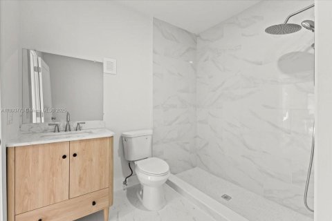 Casa en venta en Miami Gardens, Florida, 5 dormitorios, 217.39 m2 № 1945374 - foto 18