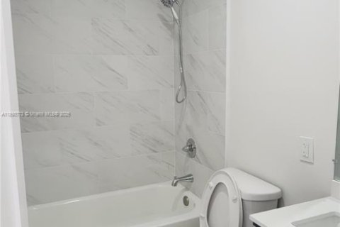 Casa en venta en Miami Gardens, Florida, 5 dormitorios, 217.39 m2 № 1945374 - foto 7