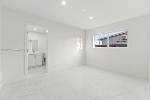 Casa en venta en Miami Gardens, Florida, 5 dormitorios, 217.39 m2 № 1945374 - foto 19