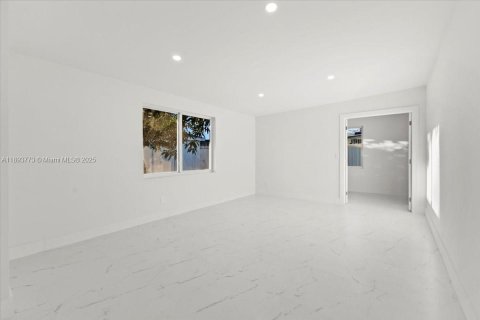 Casa en venta en Miami Gardens, Florida, 5 dormitorios, 217.39 m2 № 1945374 - foto 28