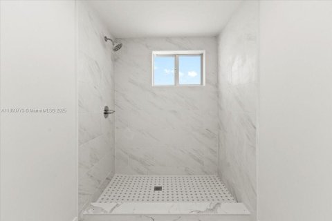 Casa en venta en Miami Gardens, Florida, 5 dormitorios, 217.39 m2 № 1945374 - foto 21