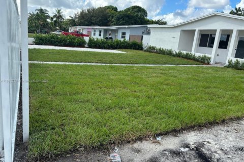 Casa en venta en Miami Gardens, Florida, 5 dormitorios, 217.39 m2 № 1945374 - foto 2
