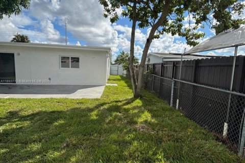 Casa en venta en Miami Gardens, Florida, 5 dormitorios, 217.39 m2 № 1945374 - foto 3