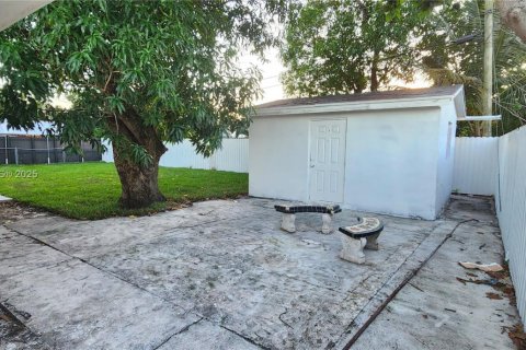 Casa en venta en Miami Gardens, Florida, 5 dormitorios, 217.39 m2 № 1945374 - foto 16
