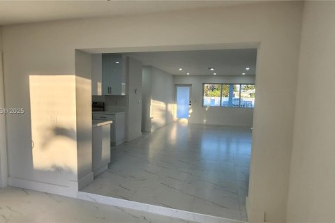 Casa en venta en Miami Gardens, Florida, 5 dormitorios, 217.39 m2 № 1945374 - foto 10