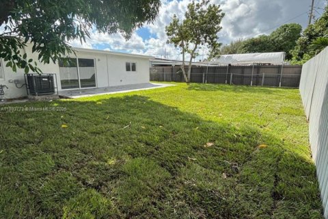 Casa en venta en Miami Gardens, Florida, 5 dormitorios, 217.39 m2 № 1945374 - foto 13