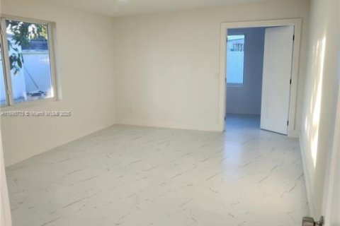 Casa en venta en Miami Gardens, Florida, 5 dormitorios, 217.39 m2 № 1945374 - foto 11