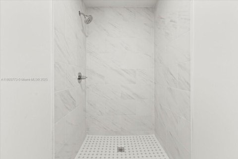 Casa en venta en Miami Gardens, Florida, 5 dormitorios, 217.39 m2 № 1945374 - foto 30