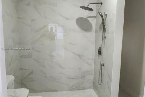 Casa en venta en Miami Gardens, Florida, 5 dormitorios, 217.39 m2 № 1945374 - foto 6