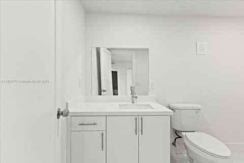 Casa en venta en Miami Gardens, Florida, 5 dormitorios, 217.39 m2 № 1945374 - foto 20