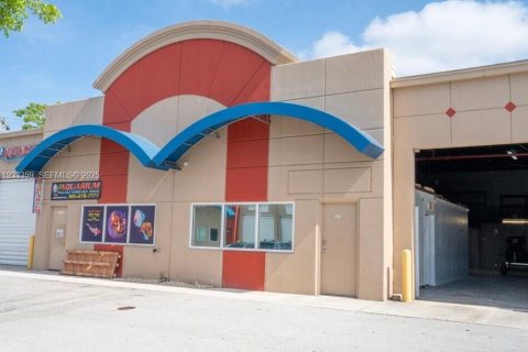 Propiedad comercial en venta en Miami, Florida № 1991213 - foto 1