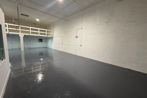 Propiedad comercial en venta en Miami, Florida № 1991213 - foto 5