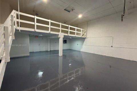 Propiedad comercial en venta en Miami, Florida № 1991213 - foto 6