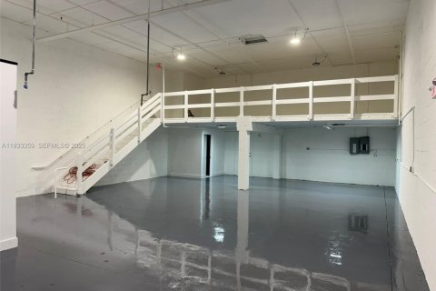 Propiedad comercial en venta en Miami, Florida № 1991213 - foto 3
