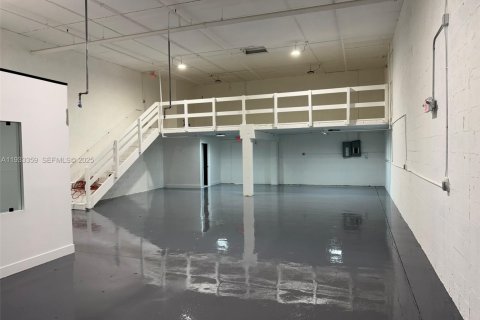 Propiedad comercial en venta en Miami, Florida № 1991213 - foto 2