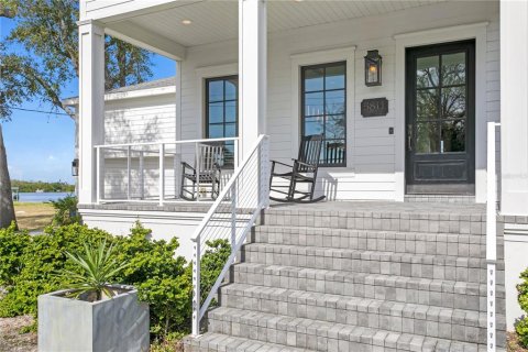 House in Tampa, Florida 5 bedrooms, 465.07 sq.m. № 1513629 - photo 3