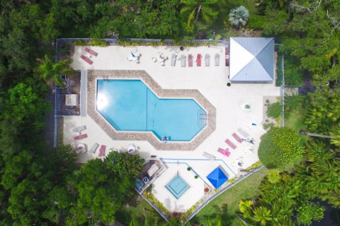 House in Vero Beach, Florida 2 bedrooms, 172.33 sq.m. № 1230328 - photo 1