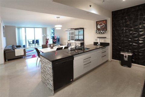 Condo in Hallandale Beach, Florida, 3 bedrooms  № 2052928 - photo 7