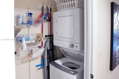 Condo in Hallandale Beach, Florida, 3 bedrooms  № 2052928 - photo 24