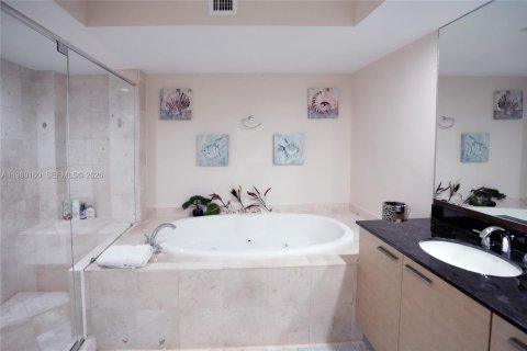 Condo in Hallandale Beach, Florida, 3 bedrooms  № 2052928 - photo 21