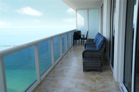 Condo in Hallandale Beach, Florida, 3 bedrooms  № 2052928 - photo 27