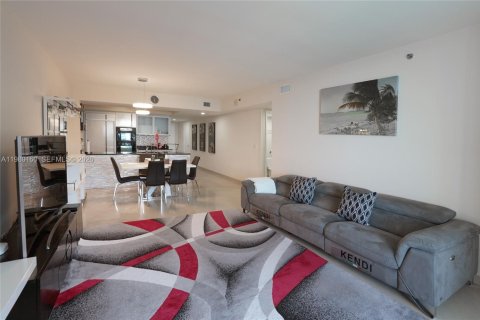 Condo in Hallandale Beach, Florida, 3 bedrooms  № 2052928 - photo 2