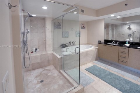Condo in Hallandale Beach, Florida, 3 bedrooms  № 2052928 - photo 20