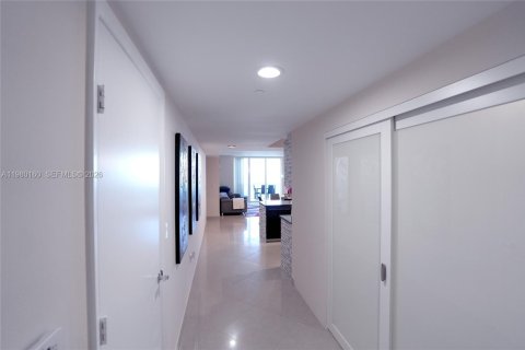 Condo in Hallandale Beach, Florida, 3 bedrooms  № 2052928 - photo 23