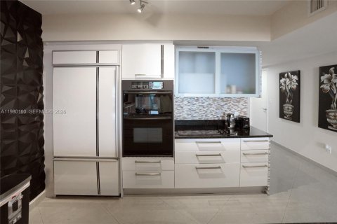 Condo in Hallandale Beach, Florida, 3 bedrooms  № 2052928 - photo 9