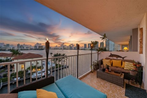 Condo in North Miami Beach, Florida, 1 bedroom  № 1953398 - photo 1