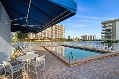 Condo in North Miami Beach, Florida, 1 bedroom  № 1953398 - photo 27