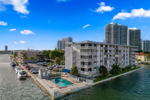 Condo in North Miami Beach, Florida, 1 bedroom  № 1953398 - photo 29