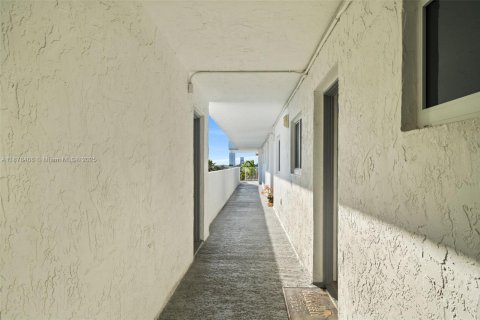 Condo in North Miami Beach, Florida, 1 bedroom  № 1953398 - photo 24