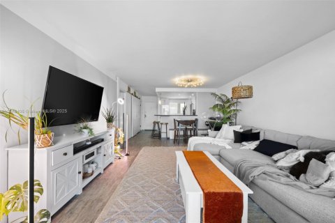 Condo in North Miami Beach, Florida, 1 bedroom  № 1953398 - photo 11
