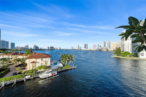 Condo in North Miami Beach, Florida, 1 bedroom  № 1953398 - photo 21