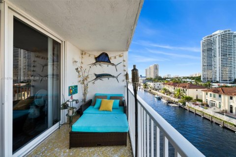 Condo in North Miami Beach, Florida, 1 bedroom  № 1953398 - photo 18