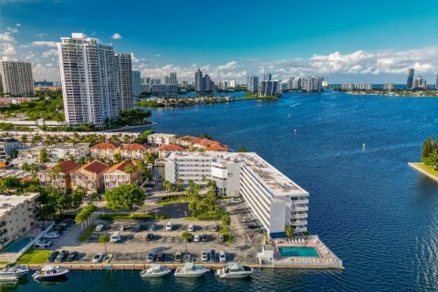 Condo in North Miami Beach, Florida, 1 bedroom  № 1953398 - photo 30