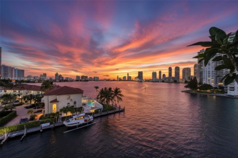 Condo in North Miami Beach, Florida, 1 bedroom  № 1953398 - photo 3