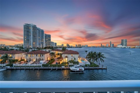 Condo in North Miami Beach, Florida, 1 bedroom  № 1953398 - photo 2
