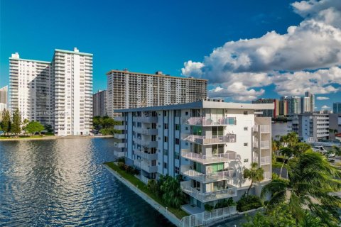 Condo in North Miami Beach, Florida, 1 bedroom  № 1953398 - photo 28