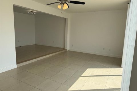 Townhouse in Davenport, Florida 4 bedrooms, 162.39 sq.m. № 1724681 - photo 7
