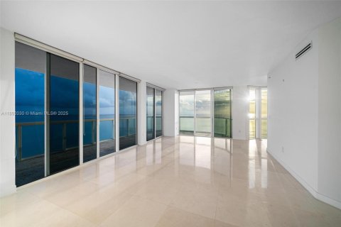 Condo in Miami Beach, Florida, 3 bedrooms  № 1944156 - photo 18