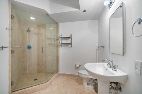 Condo in Miami Beach, Florida, 3 bedrooms  № 1944156 - photo 17