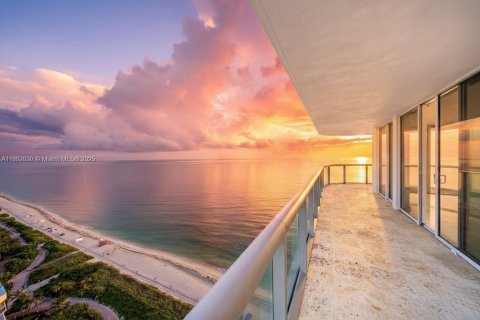 Condo in Miami Beach, Florida, 3 bedrooms  № 1944156 - photo 1