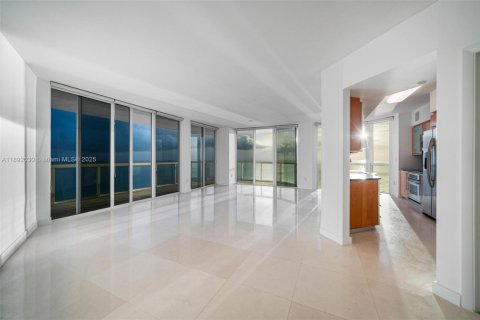 Condo in Miami Beach, Florida, 3 bedrooms  № 1944156 - photo 30
