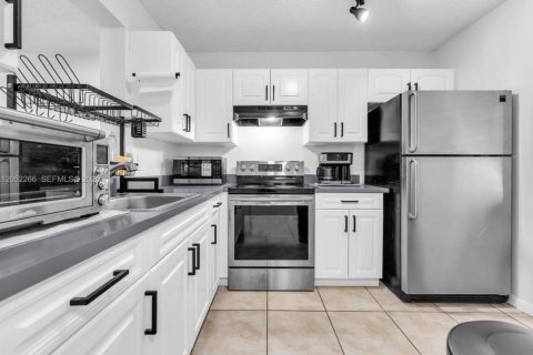 Copropriété à louer à Miramar, Floride: 2 chambres, 77.29 m2 № 2432290 - photo 2