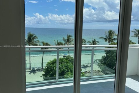 Copropriété à vendre à Hollywood, Floride: 2 chambres, 112.23 m2 № 1941457 - photo 3
