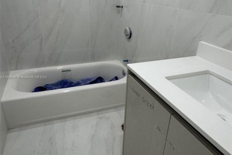 Condominio en venta en Hollywood, Florida, 2 dormitorios, 112.23 m2 № 1941457 - foto 12